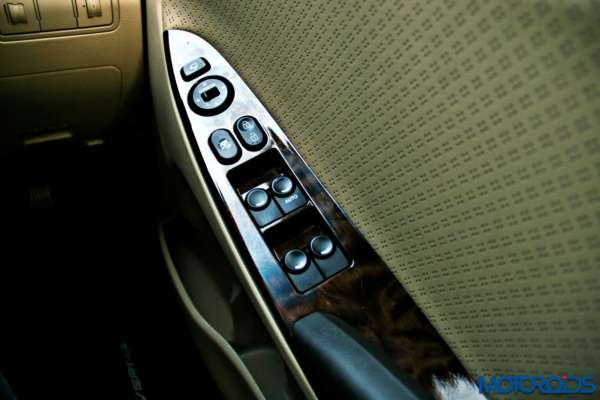 2015 Hyundai Verna 4S (148)power window driver side controls