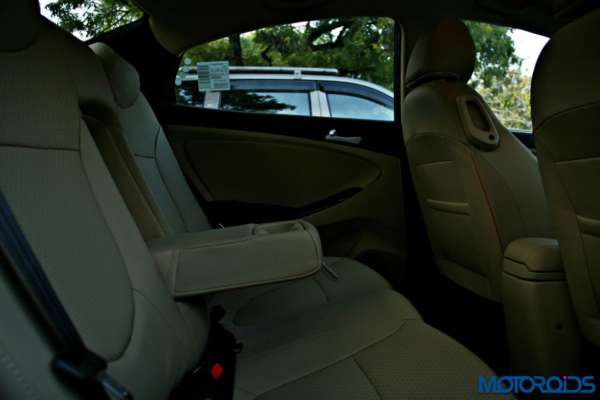 2015 Hyundai Verna 4S (154)rear seat armrest