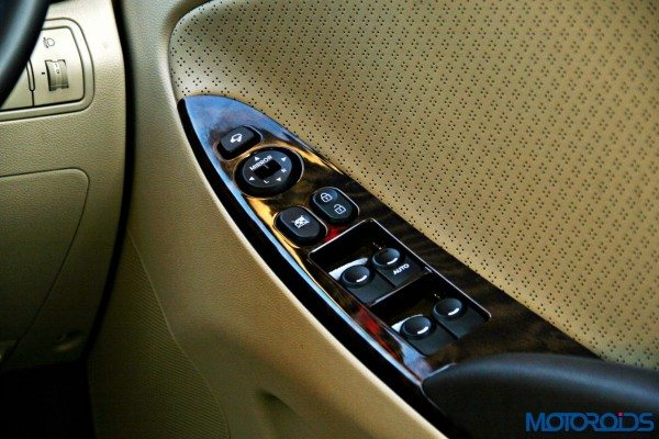 2015 Hyundai Verna 4S (16)power window switches