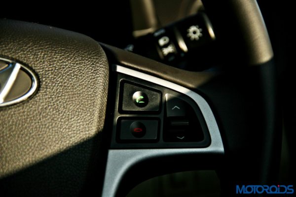 2015 Hyundai Verna 4S (28)steering controls