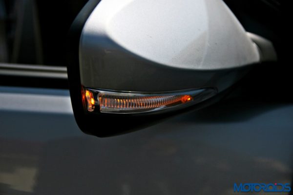 2015 Hyundai Verna 4S (75)ORVM blinkers