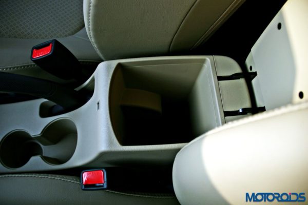 2015 Hyundai Verna 4S (93)arm rest storage