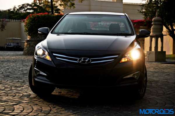 2015 Hyundai Verna 4S (95)headlight on