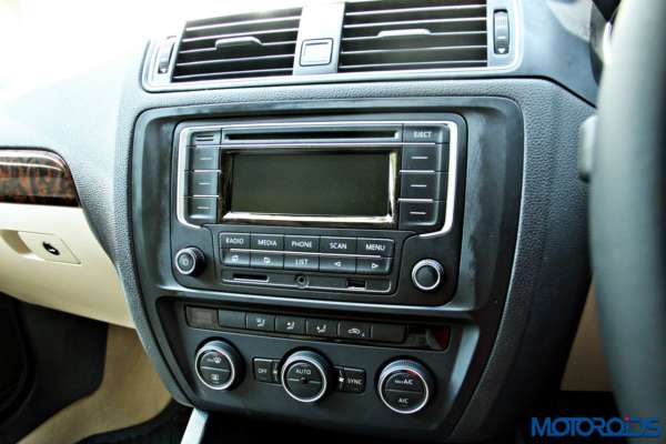 2015 Volkswagen Jetta facelift Center Console Trendline (2)