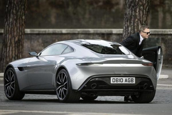 Daneil Craig spotted during filming Spectre in Aston Martin DB10 (2)