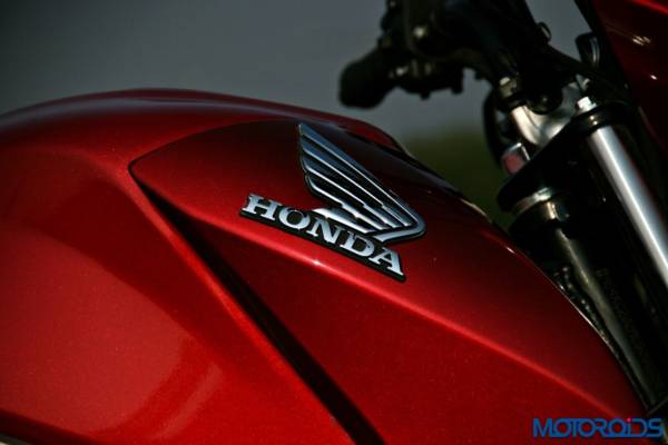 Honda CB Unicorn 160 Review - Static and Details - Tank Logo