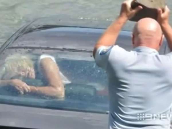 New Zealand cops rescue old woman trapped in M3 moments before drowning (3)