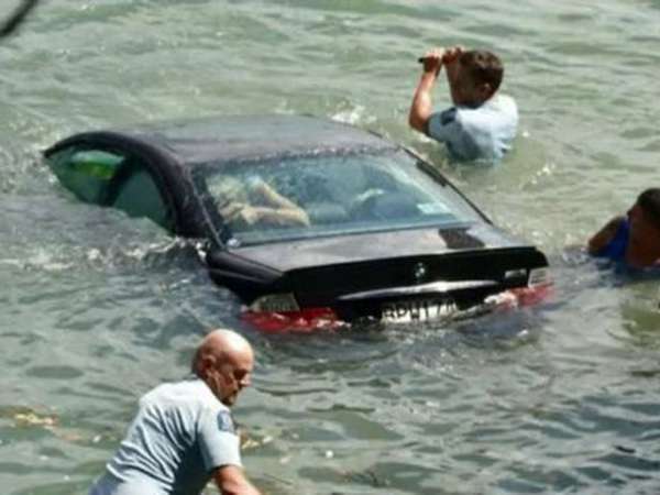 New Zealand cops rescue old woman trapped in M3 moments before drowning (4)