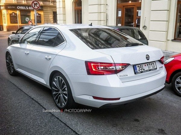 2015 Skoda Superb (1)