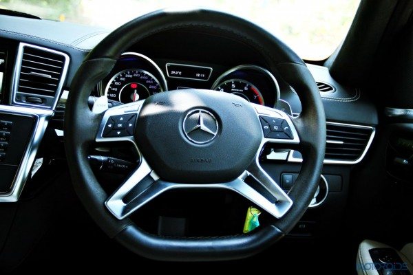 Mercedes-Benz ML 63 AMG steering wheel   (85)