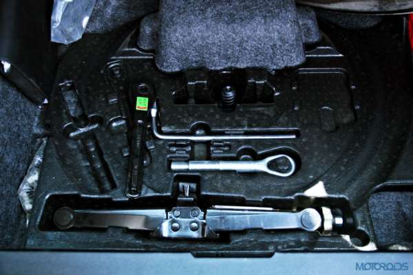 Mercedes-Benz ML 63 AMG  tool kit(54)