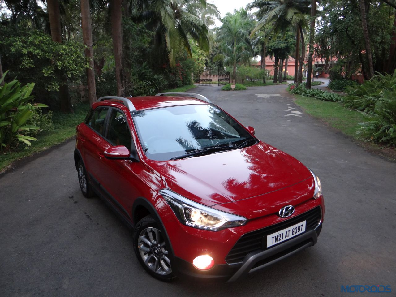 New Hyundai i20 Active headlights on(8)