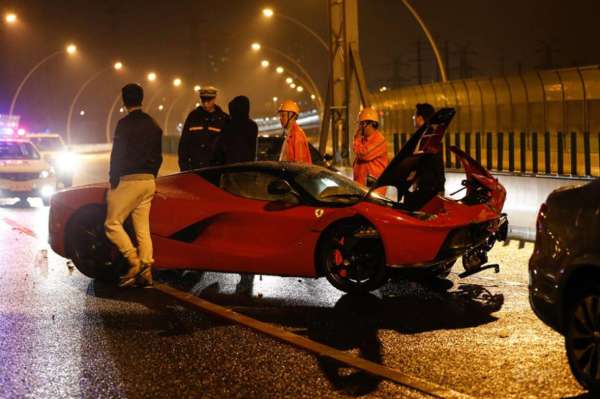 LaFerrari crash in Shanghai (4)