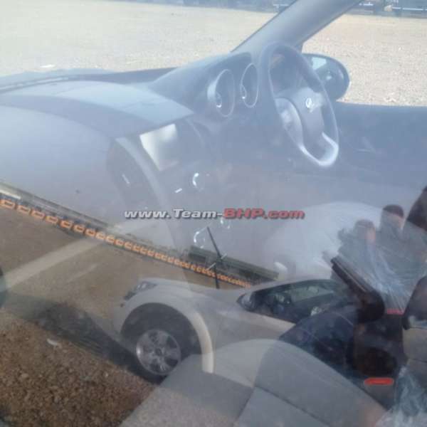 2015-Mahindra-XUV500-facelift-interior-spied-1