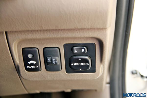 2015 toyota Innova ORVM and beam control switch (59)