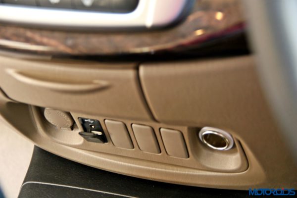 2015 toyota Innova USB and AUx-in port (61)