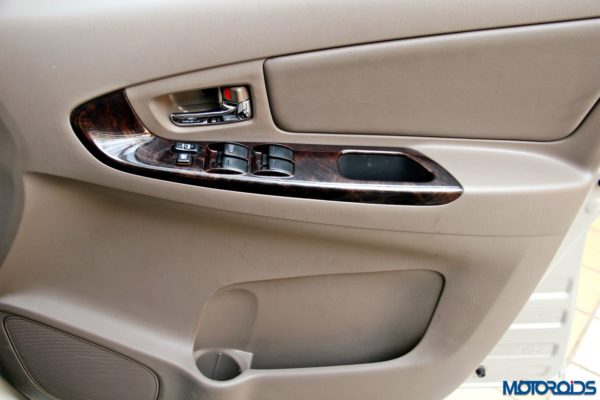 2015 toyota Innova driver side power window panel and bottle holder(55)