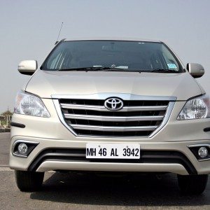 toyota Innova head on