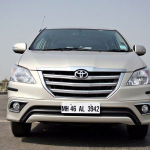 toyota Innova head on