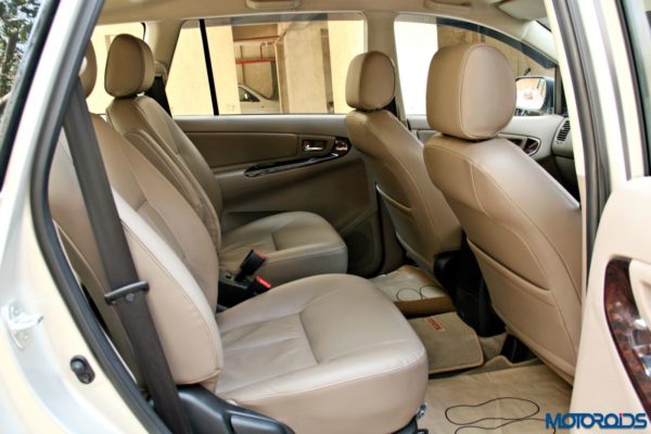 2015 toyota Innova middle row seats(65)