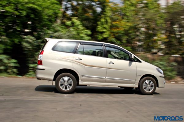 2015 toyota Innova motion shots(12)