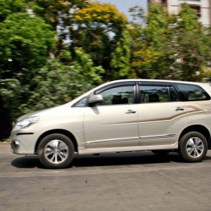 toyota Innova motion shots