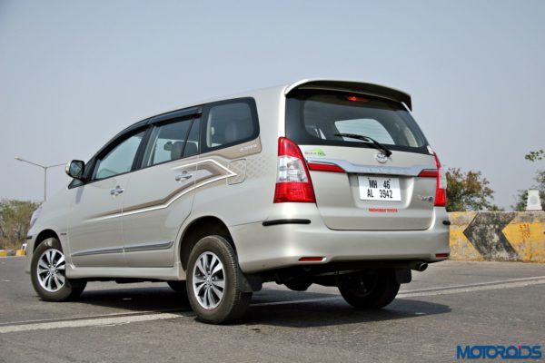 2015 toyota Innova rear left three quarters(23)