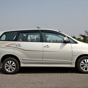 toyota Innova right side profile