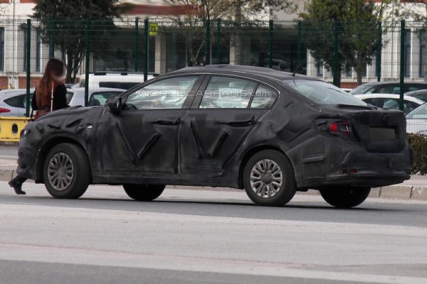 2017-Fiat-Linea-bravo-Spied