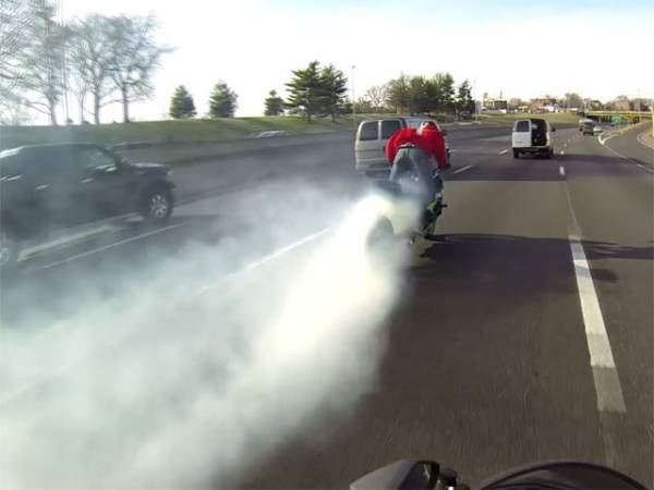 VIDEO: Insane burnout by biker on public roads is decidely moronic!