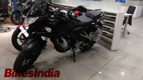 Bajaj Pulsar RS200 Reaches Dealership (2)