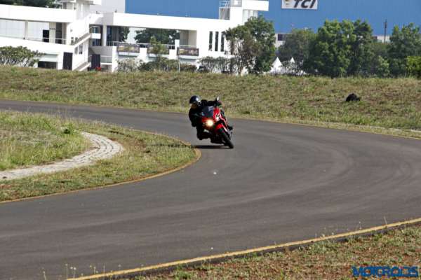 Bajaj-Pulsar-RS200-cornering (12)