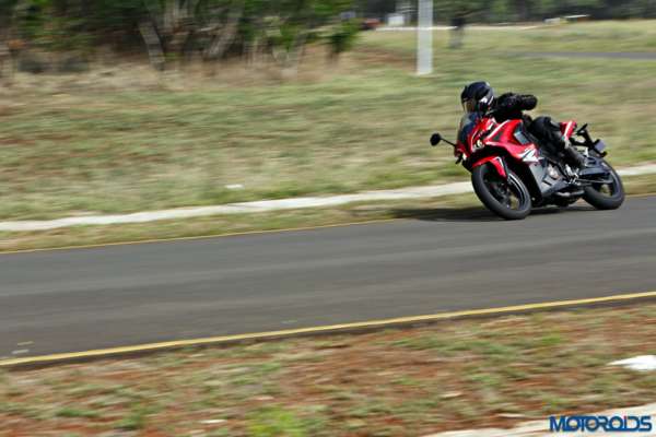 Bajaj-Pulsar-RS200-cornering (13)