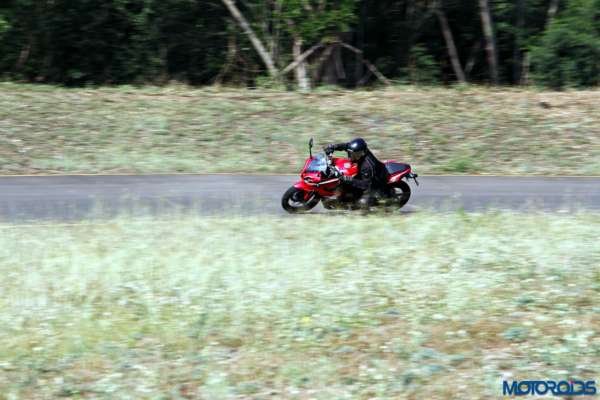 Bajaj-Pulsar-RS200-cornering (14)