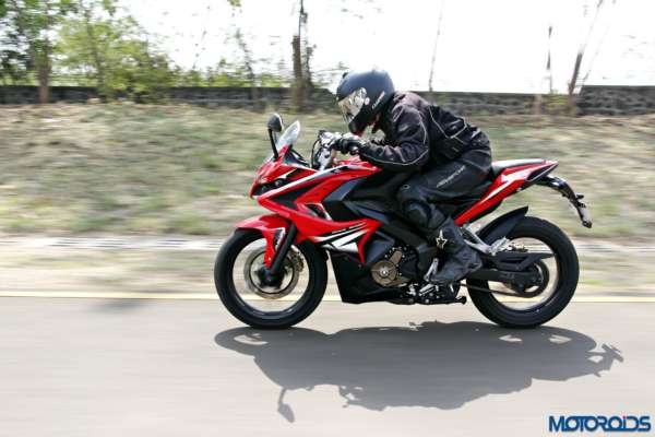 Bajaj-Pulsar-RS200-riding-left-side (12)