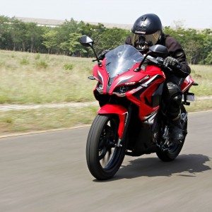 Bajaj Pulsar RS tracking front