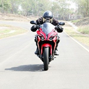 Bajaj Pulsar RS tracking front