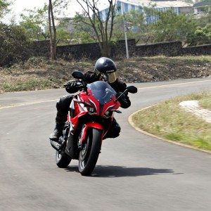 Bajaj Pulsar RS tracking left