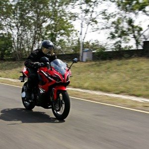 Bajaj Pulsar RS tracking left