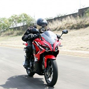 Bajaj Pulsar RS tracking left