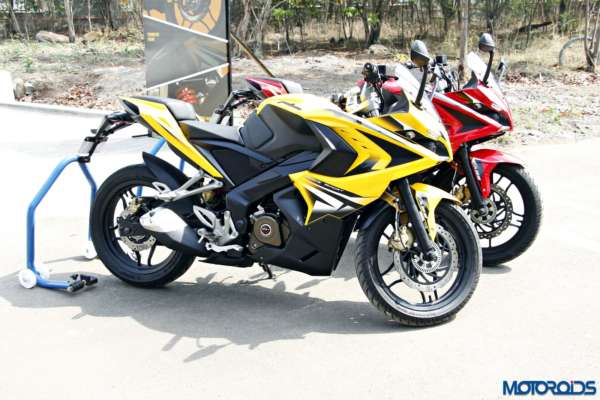 Bajaj-Pulsar-RS200-two-colours (2)