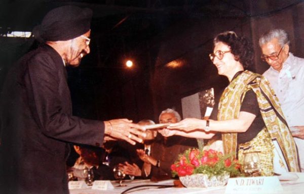 Harpal Singh receiving the keys to the first Maruti 800 car from former prime minister Indira Gandhi