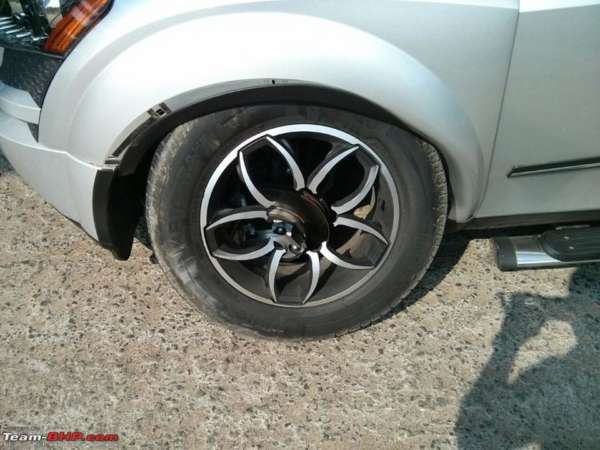 Mahindra XUV500 alloy wheel brakes (3)