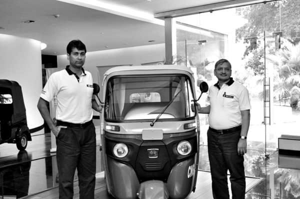 Mr.-Rajiv-Bajaj-MD-and-Mr.-R-C-Maheshwari-President-CV-Bajaj-Auto-Ltd.-with-the-newly-launched-RE-Compact