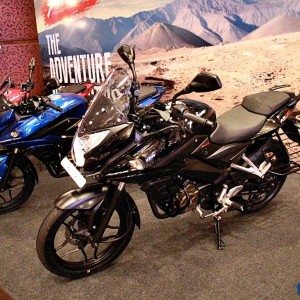 bajaj pulsar as black