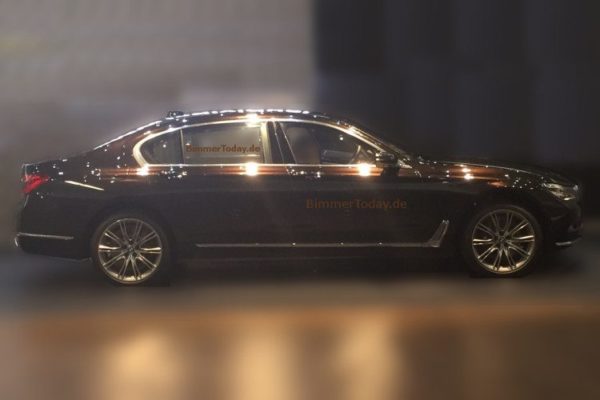 2016 BMW 7-Series side profile
