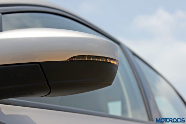 2015 Volkswagen Vento ORVM with blinkers (33)