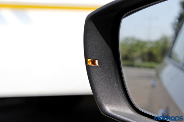 2015 Volkswagen Vento blinkers in ORVM(56)