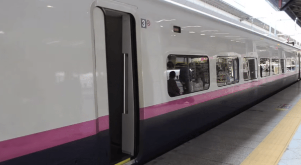 7-minute miracle  Japanese crew cleans entire bullet train in 7 minutes (1)