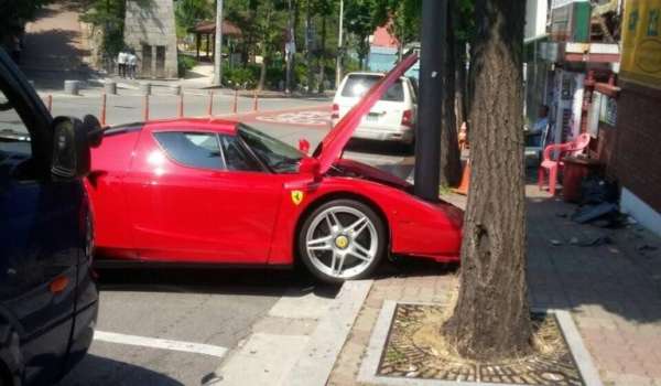 Ferrari Enzo crash in Korea (1)